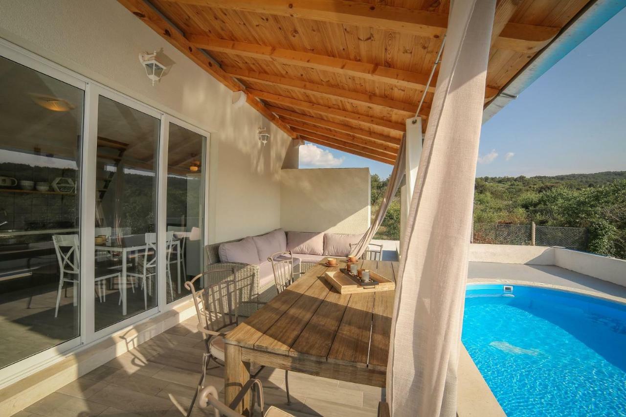 Villa Baras Garden - House With Pool Mirce Exteriör bild